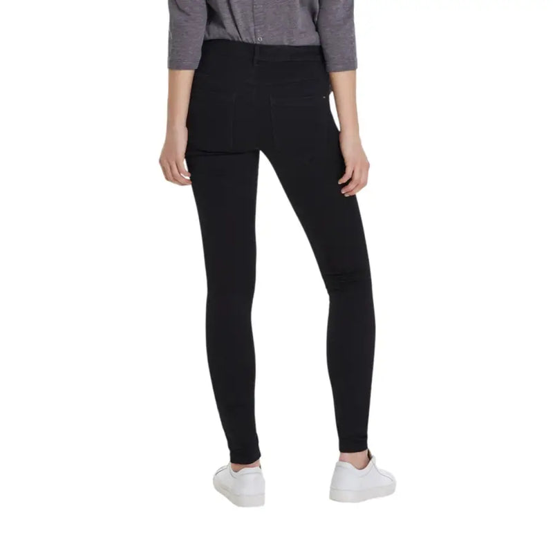 Only women’s black high-waisted skinny jeans in comfort denim with a sleek form-fitting design for fall winter