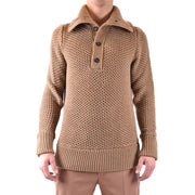 Pull homme Paolo Pecora en laine camel, col texturé et trois boutons foncés sur le devant
