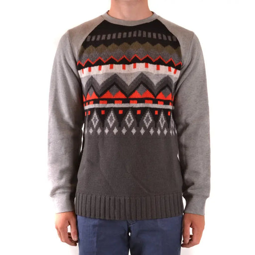 Grauer Wollpullover von Paolo Pecora für Herren mit rot-weiß-olivgrünen geometrischen Mustern auf der Brust