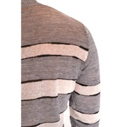 Ein langärmeliger Leinenpullover von Paolo Pecora für Herren mit mehrfarbigen horizontalen Streifen in Grau, Beige und Schwarz.