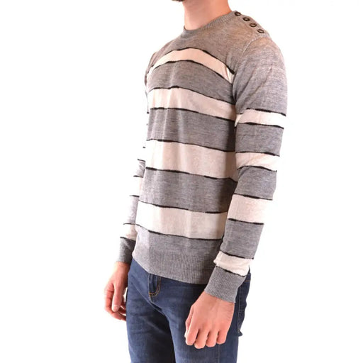 Paolo Pecora Herren-Strickwaren, gestreifter, mehrfarbiger Leinenpullover in Grau und Cremeweiß mit drei braunen Schulterknöpfen