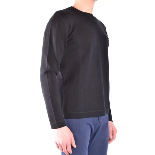 Schwarzer Herren-Wollpullover von Paolo Pecora mit Rundhalsausschnitt, langen Ärmeln und dezenten Nahtdetails auf der Vorderseite