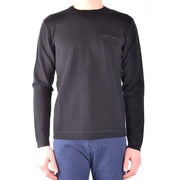 Schwarzer Herren-Strickpullover von Paolo Pecora aus Wolle mit Rundhalsausschnitt und langen Ärmeln, kleinem gesticktem Logo auf der linken Brusttasche.