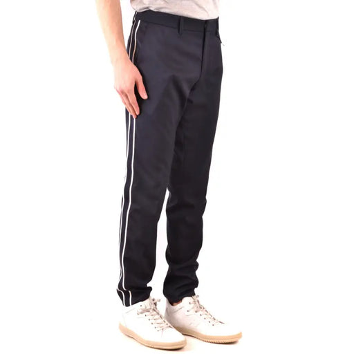 Schwarze Herrenhose von Paolo Pecora mit weißen Seitenstreifen, schmaler Passform und modernem Design