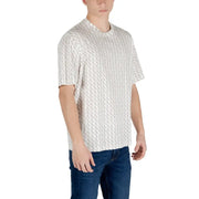 Ein weißes Kurzarm-T-Shirt mit grauem, sich wiederholendem geometrischem Muster, getragen von einem Model