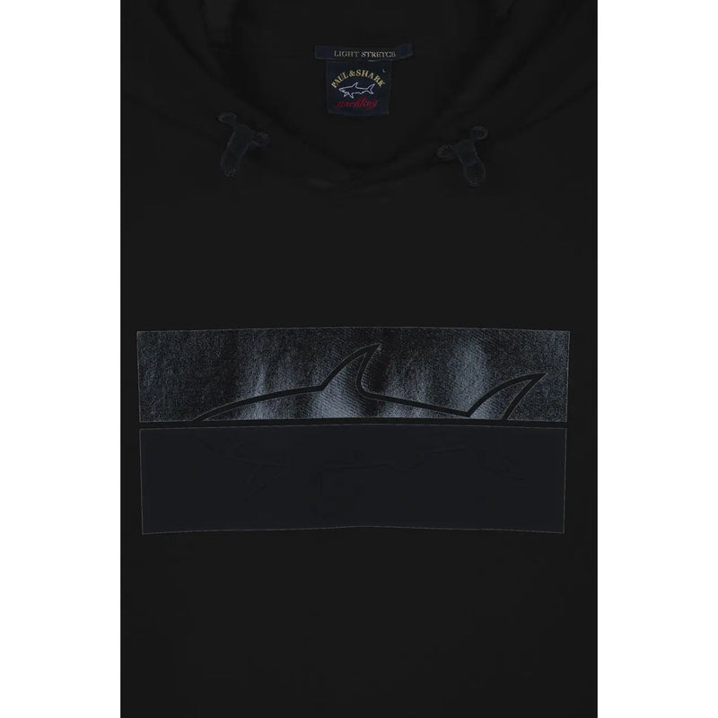 Schwarzer Herren-Sweatshirt-Hoodie aus Baumwolle von Paul and Shark mit strukturiertem Hai-Silhouette-Print und Markenlabel am Halsausschnitt.