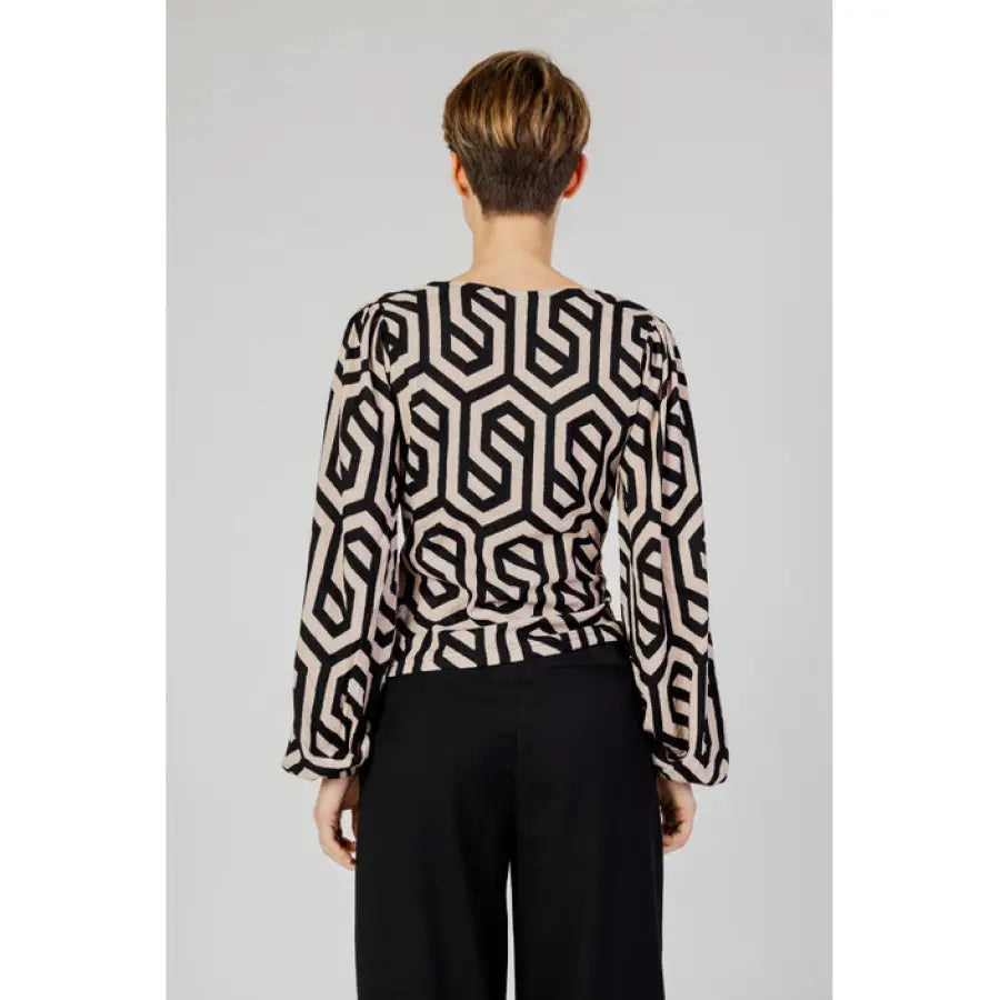 
                      
                        Jacqueline De Yong women blouse for spring summer, top in black and white
                      
                    
