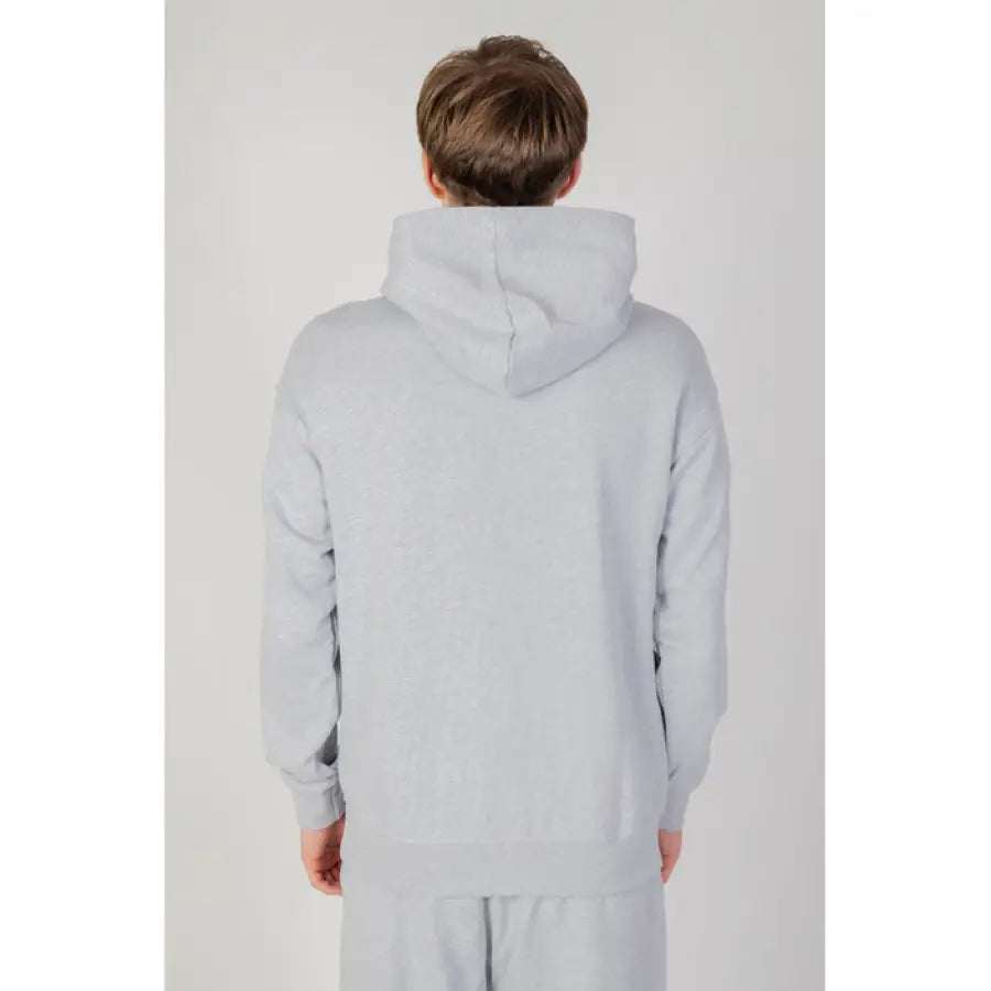 
                      
                        Man in grey Underclub hoodie showcasing urban city style fashion
                      
                    