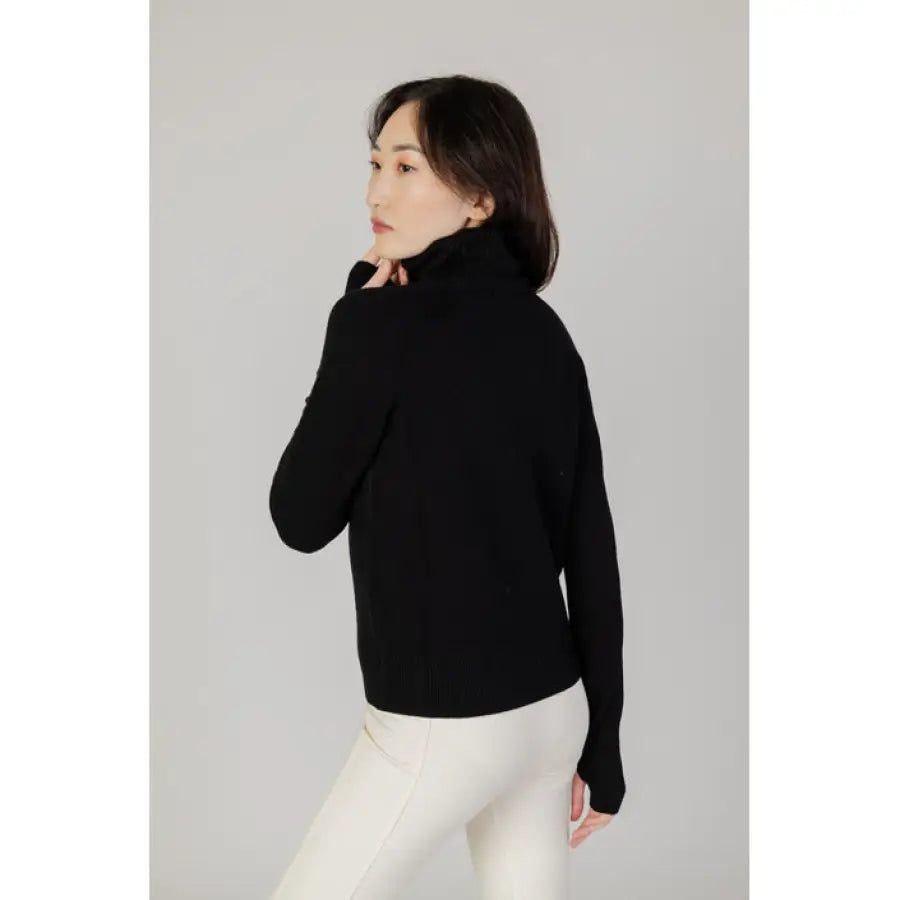 
                      
                        Hinnominate women knitwear featuring the Hinnominate black sweater for ladies
                      
                    