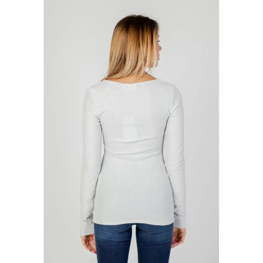 
                      
                        Vila Clothes woman wearing top in white knitwear from Clothes Vila Clothes collection
                      
                    