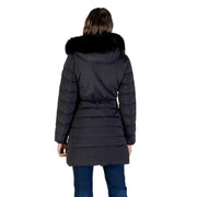 Schwarze, lange Steppjacke mit Kapuze von Peuterey für Damen mit flauschig gefütterter Kapuze