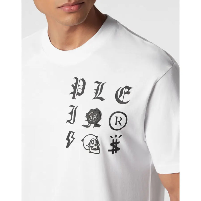 T-shirt homme Philipp Plein en coton blanc, orné d'un motif gothique noir audacieux et de symboles de crâne et d'éclair.