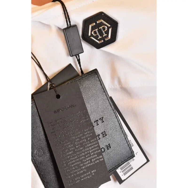 Schwarzes sechseckiges Markenetikett mit silbernem, ineinandergreifendem PP-Logo auf einem Philipp Plein Herren-T-Shirt