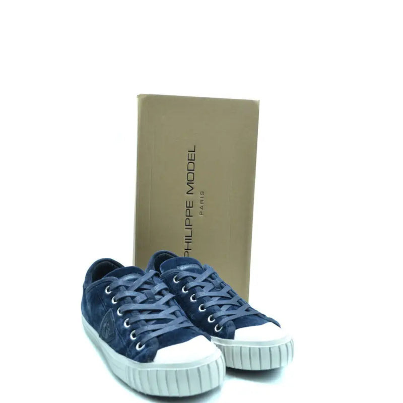 Marineblaue Wildleder-Sneakertop Philippe Model Paris Sneaker für Damen mit weißer Zehenkappe aus Gummi und silbernen Ösen