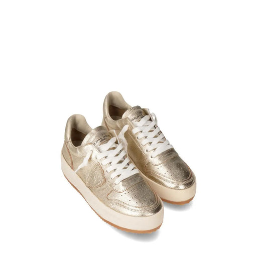 Philippe Model Damen-Sneaker aus goldfarbenem Leder mit Metallic-Leder, weißen Schnürsenkeln und einer markanten, cremefarbenen Sohle