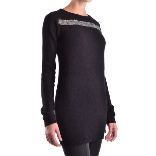 Pull Pierre Balmain pour femme, en maille angora noire mélangée, avec une bande de sequins argentés sur l'épaule.