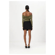 Pinko Rückansicht eines olivgrünen schulterfreien Oberteils top mit gerafftem Rücken und schwarzem Minirock