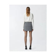 Pinko Grauer Damen-Minirock mit weißer Bluse und schwarzen High Heels