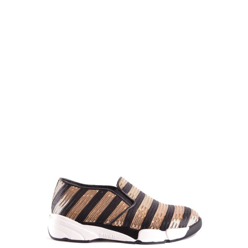 Pinko Damen-Sneaker aus Stoff zum Hineinschlüpfen mit auffälligen diagonalen Streifen in Metallic-Gold und Schwarz sowie weißer Gummisohle, von hinten gesehen.