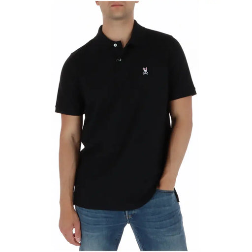 Schwarzes Herren-Polohemd von Psycho Bunny aus Baumwolle mit kurzen Ärmeln und weißem, gesticktem Hasen- und Totenkopflogo auf der linken Brustseite.