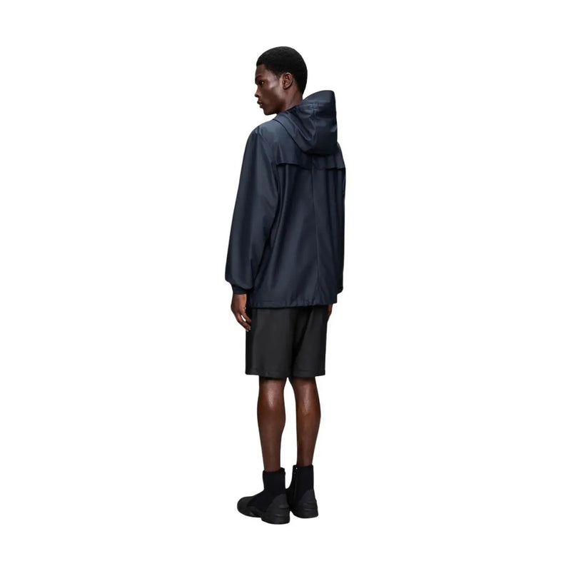 Veste imperméable à capuche bleu marine foncé, au design minimaliste et élégant, en polyester, de la marque Rains.