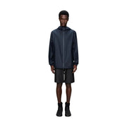 Veste blazer imperméable à capuche pour homme, bleu marine foncé, avec fermeture éclair intégrale et coutures discrètes, en polyester.