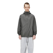 Veste à capuche gris foncé pour homme, de la marque Rains, au design minimaliste et élégant et à l'éclat réfléchissant subtil.
