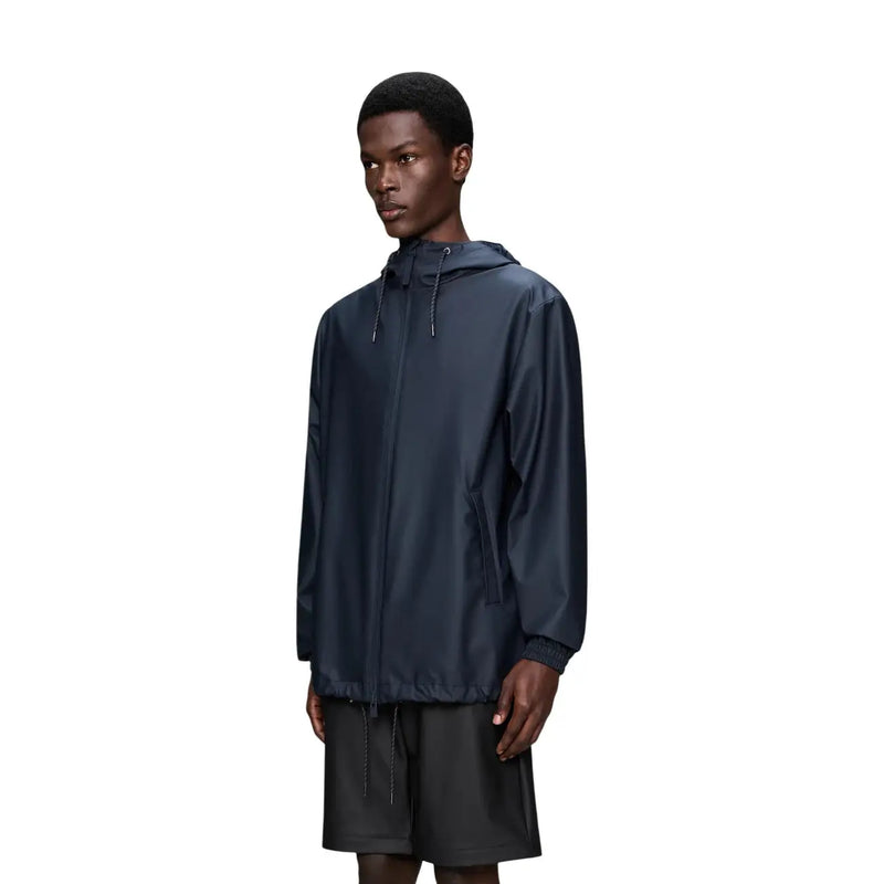Veste blazer imperméable à capuche bleu marine pour homme, en polyester, au design minimaliste et avec tirettes de fermeture éclair réfléchissantes.