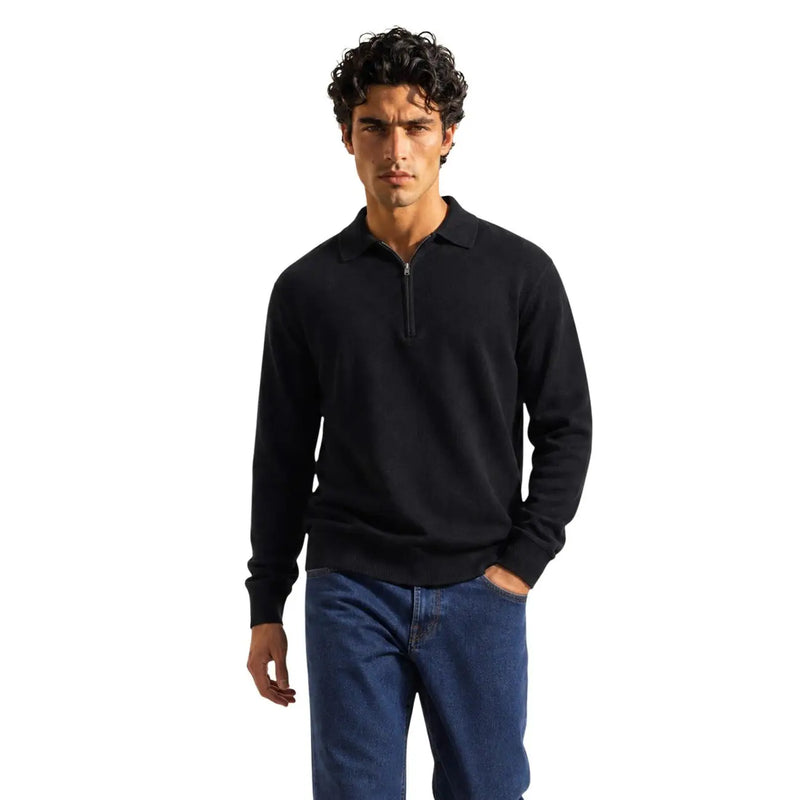 Schwarzer, schmal geschnittener Polo-Pullover von Rains für Herren mit halbem Reißverschluss am Kragen und gerippten Bündchen, Vorderansicht