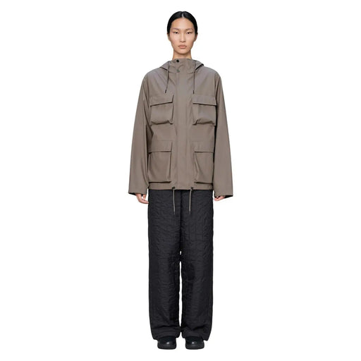 Taupefarbene Regenjacke für Damen aus braunem Polyester mit Kapuze, mehreren aufgesetzten Taschen und Kordelzug in der Taille.