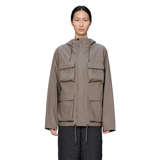 Eine taupefarbene, braune Damen-Blazerjacke aus Polyester mit Kapuze, minimalistischem Design und mehreren aufgesetzten Taschen.