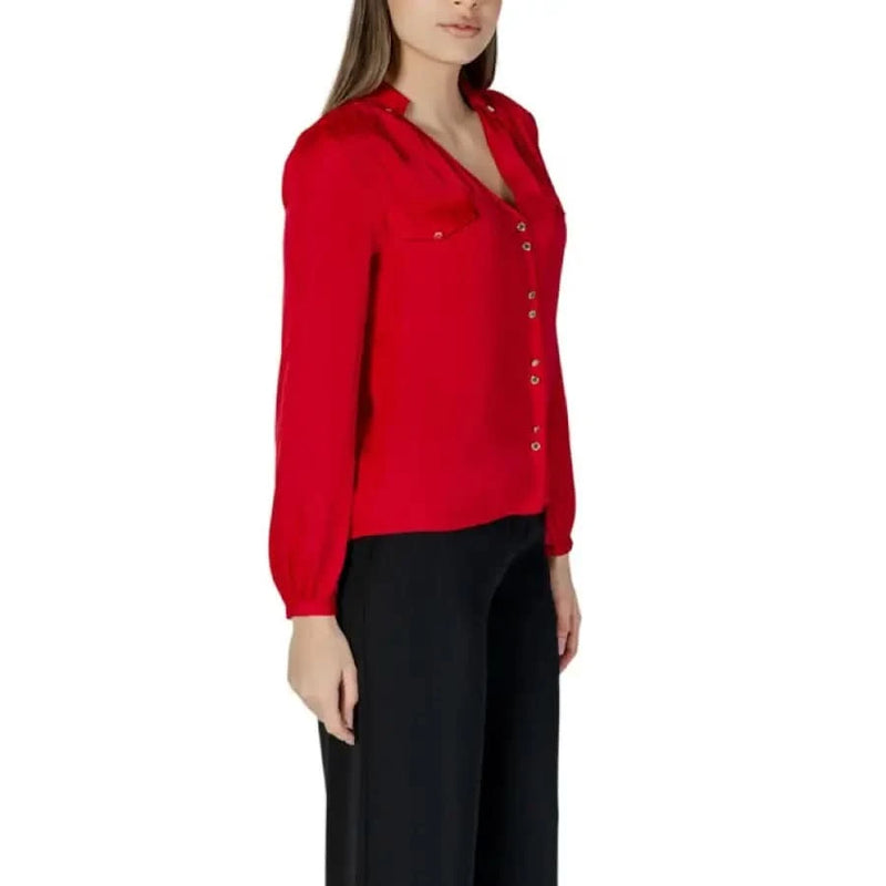Red button-up blouse with long sleeves and collar from Morgan De Toi Women’s collection