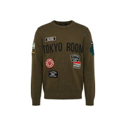 Replay Baumwollpullover für Herren in Olivgrün mit mehreren Logo-Patches, darunter Tokyo Room, Vorderansicht