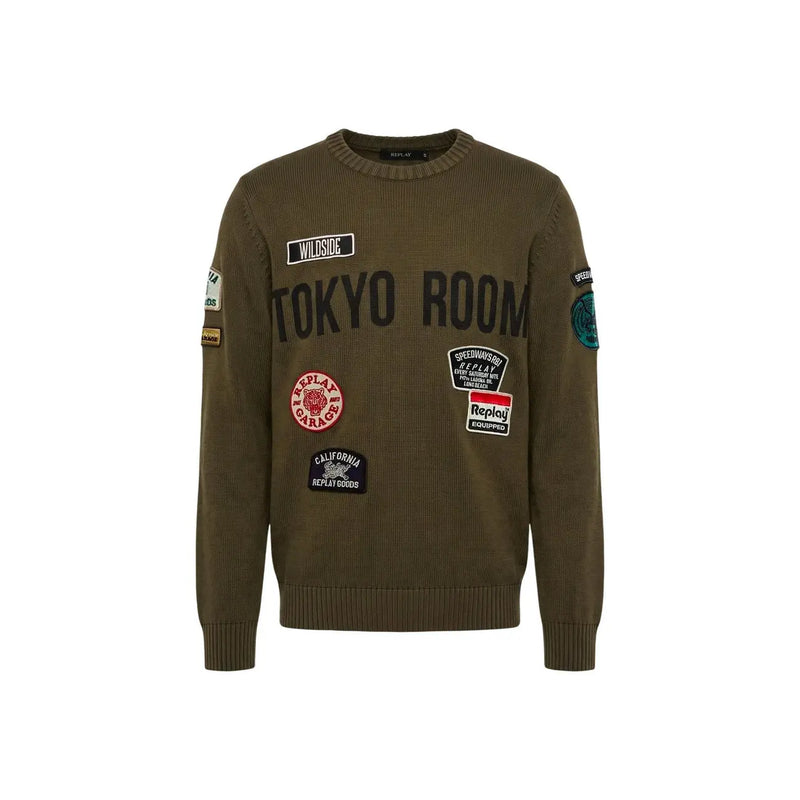 Replay Baumwollpullover für Herren in Olivgrün mit mehreren Logo-Patches, darunter Tokyo Room, Vorderansicht