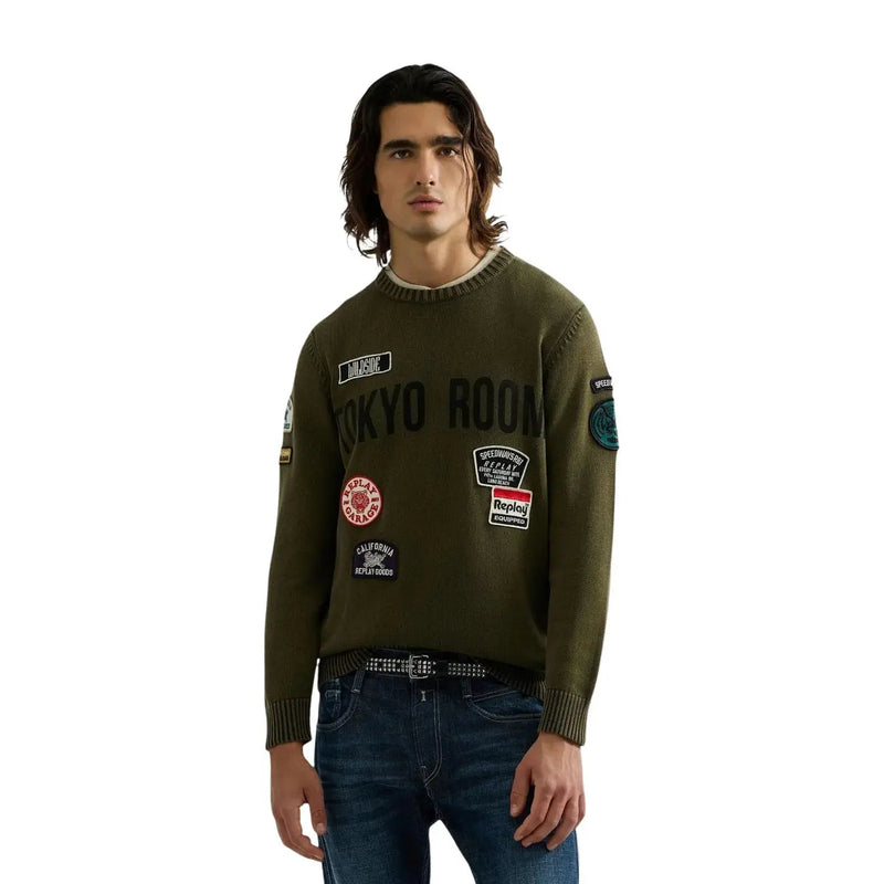 Replay Baumwollpullover für Herren in Olivgrün mit gestickten Aufnähern und schwarzer Schrift, Vorderansicht