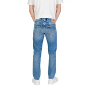 Jean Replay pour homme, en denim bleu clair, cinq poches et empiècement en cuir marron, vue de dos