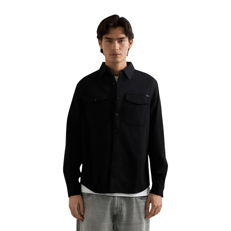 Schwarzes Herren-Jeanshemd von Replay aus Baumwolle mit langen Ärmeln, zwei Brusttaschen und dezentem Markenlogo auf der linken Brustseite.