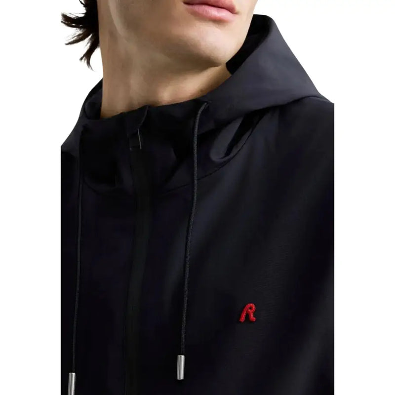 Replay Herrenblazer, schwarze Kapuzenjacke aus Polyester mit dezentem rotem Sticklogo und silberfarbenen Kordelenden