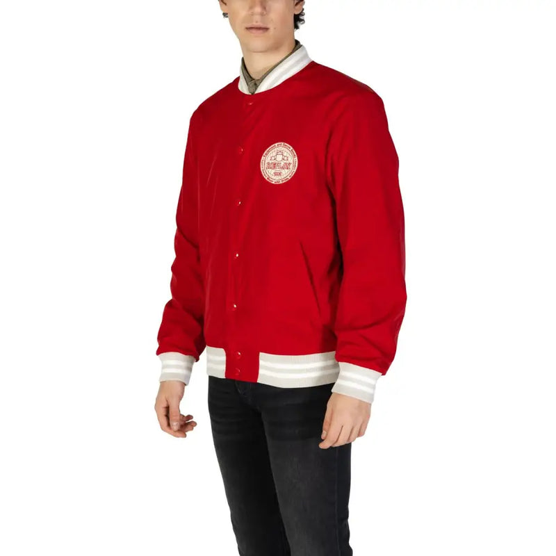 Replay Herrenblazer, rote Collegejacke mit weißem Besatz und rundem, gesticktem Aufnäher auf der linken Brust, mit Reißverschlusstaschen vorne.