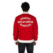 Replay Herrenblazer, rot, schlicht, klassisch, mit Reißverschlusstaschen vorne, rote Bomberjacke mit weißer Schrift und Besatz.