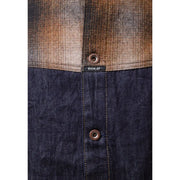 Eine blaue Baumwoll-Denim-Blazerjacke mit Reißverschluss und einem zweifarbigen braun-grau karierten Hemd mit Knopfleiste.