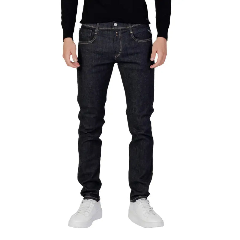 Replay Herren-Jeans aus dunkelblauem, schmal geschnittenem Denim mit weißen Ziernähten, Reißverschluss und Knopfverschluss.