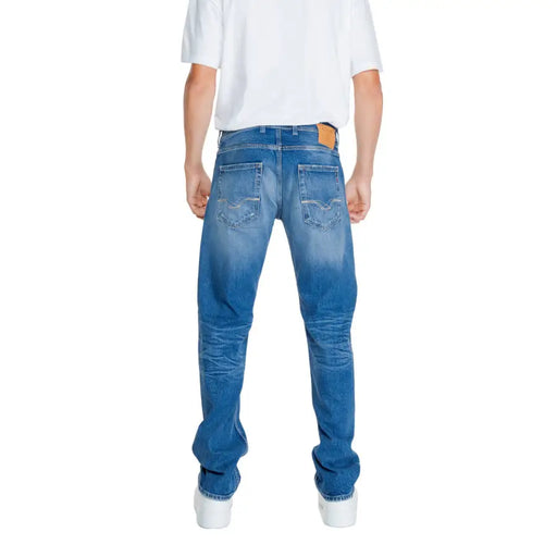 Rückansicht der blauen, schlichten Replay Herrenjeans MA972P mit Reißverschluss und Knopfleiste, verwaschener Optik, Used-Look, klassischen Taschen und Lederpatch.