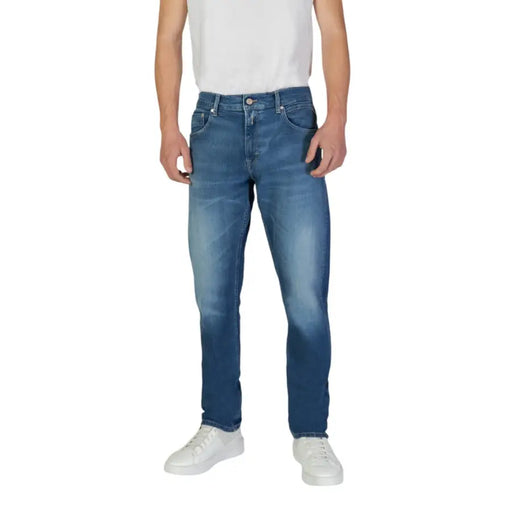 Replay men jeans in blue denim with faded wash classic five-pocket design zip and button details