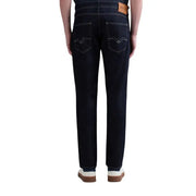 Rückseite der Replay Herrenjeans, blau, mit Reißverschluss und Knopf, Modell M1008J 000, Frühjahr/Sommer, dunkelindigofarbener Denim mit weißen Nähten und braunem Lederpatch.