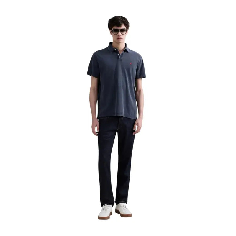 Replay Herrenjeans, blau, mit Reißverschluss und Knopf, Modell M1008J 000, Frühjahr/Sommer, abgebildet mit einem dunkelblauen Kurzarm-Poloshirt mit rotem Logo