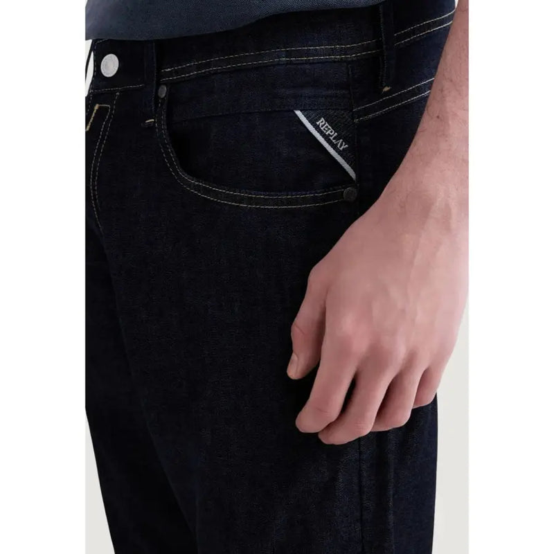 Rückseite einer dunkelblauen Replay Herrenjeans aus Denim mit weißen Ziernähten und einem Markenlabel auf der Gesäßtasche.