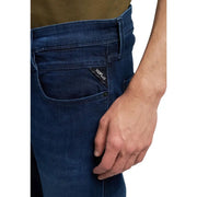 Rückseite der Replay Herrenjeans, blau, mit Reißverschluss und Knopf, schmale Passform, aus dunkelblauem Denim mit dezenter Waschung und Markenlabel