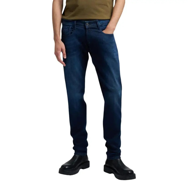 Replay Herrenjeans, blau, mit Reißverschluss und Knopf, schmale Passform, dunkelblauer Denim mit klassischem Fünf-Taschen-Design und dezenter Waschung