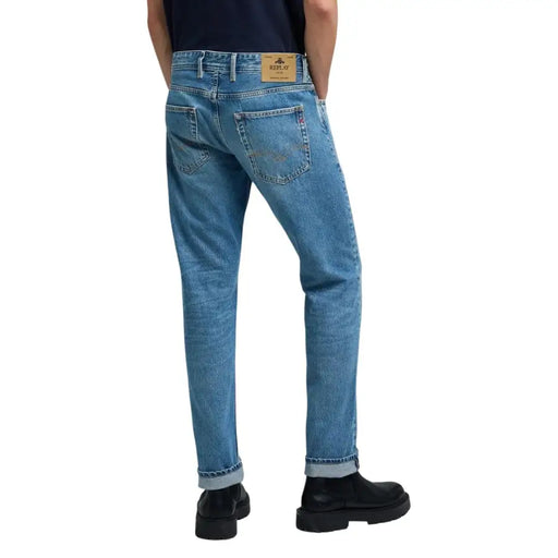 Replay Herrenjeans aus hellblauem Denim mit klassischem Five-Pocket-Design, umgeschlagenen Säumen und Replay-Markenlabel am Bund